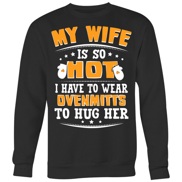 My girlfriend is so hot i have to wear oven mitts' Men's T-Shirt